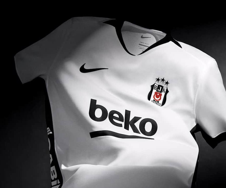 Maillot blanc de football sur fond noir